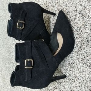 Women's black heels with cuff